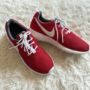 Nike unisex red Roshe lightweight sneakers 6Y